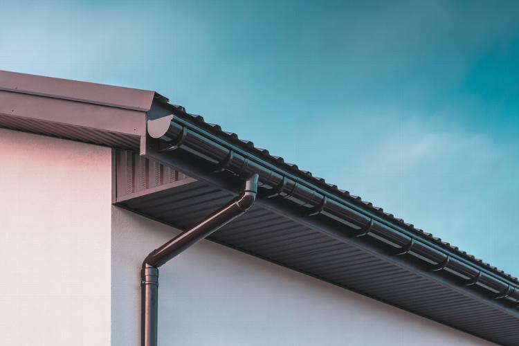 Signs Your Gutters Need Repairing or Replacing Gutters are designed to collect rainwater from your roof and direct it safely away from your walls, roofline and foundations. When they stop working properly, even a small fault can lead to overflowing water, staining, damp patches and damage to external finishes over time. Knowing the signs your gutters need repairing can help you act before a minor issue becomes a more costly problem.
At Ultra Cleaning Services, we help homeowners, landlords and property managers across Winchester, Hampshire and the surrounding areas identify whether their guttering needs cleaning, a targeted repair or replacement. Common warning signs include leaking joints, overflowing water, sagging sections, cracks and loose downpipes.